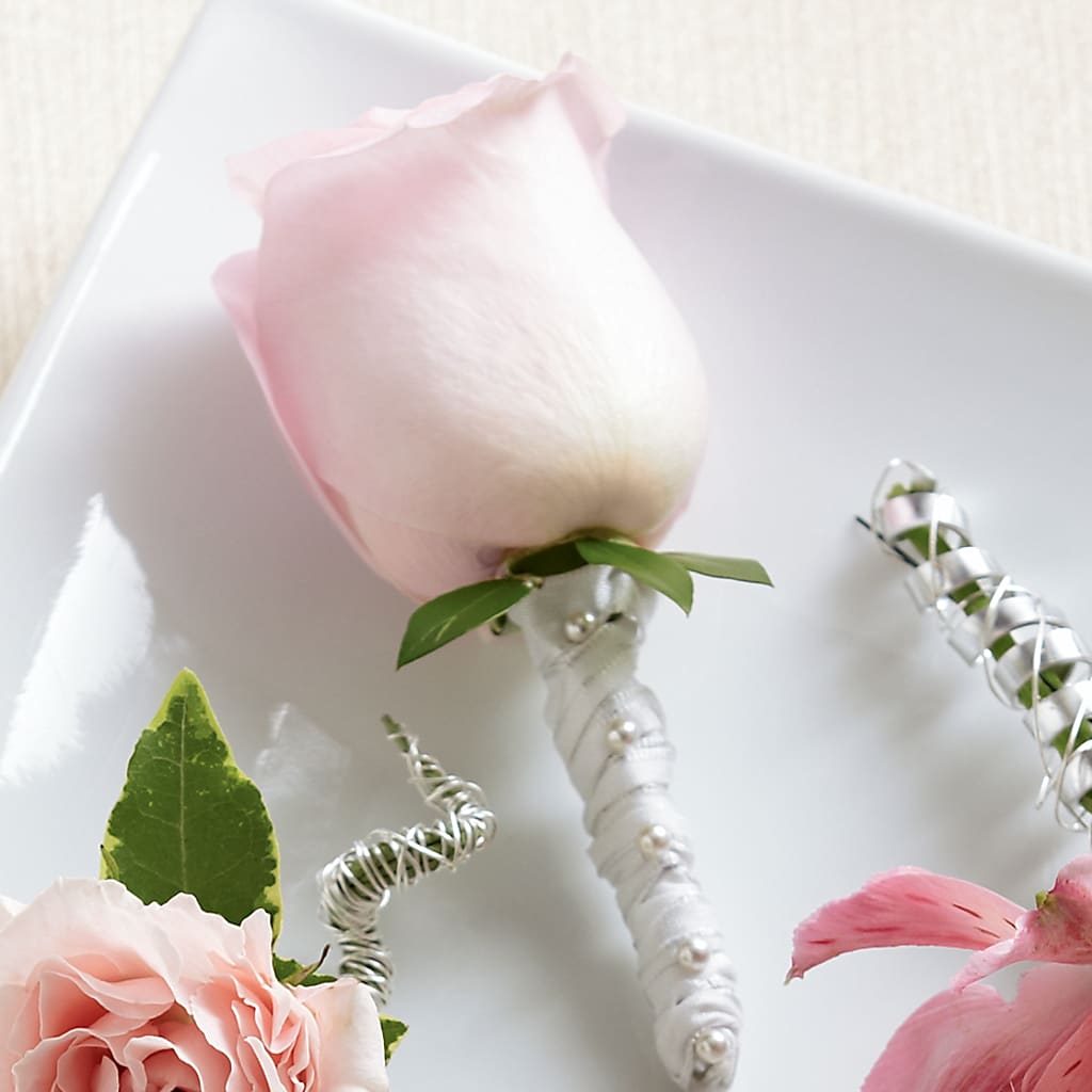 Pink Rose Boutonniere – Jazmin Flowers, Chicago IL