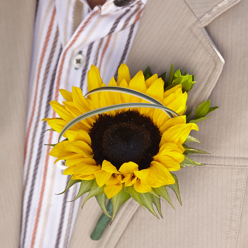 Free Spirit Boutonniere – Jazmin Flowers, Chicago IL